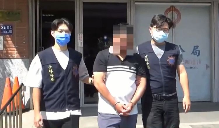 警方依竊盜罪嫌移送何男。翻攝畫面