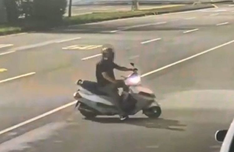 警方調閱監視器，掌握何男犯案路線。翻攝畫面