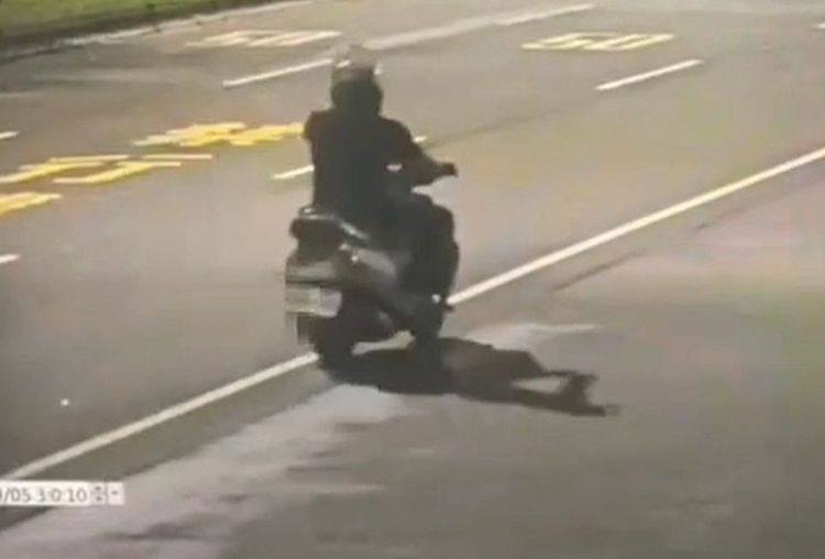 何男犯案後騎乘贓車逃逸。翻攝畫面