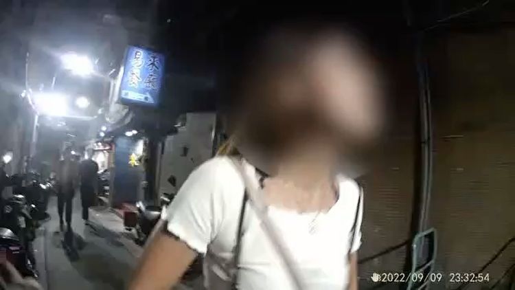 薛姓女子在轄區警方到場後仍不斷咒罵三字經，最後獨自離去。翻攝畫面