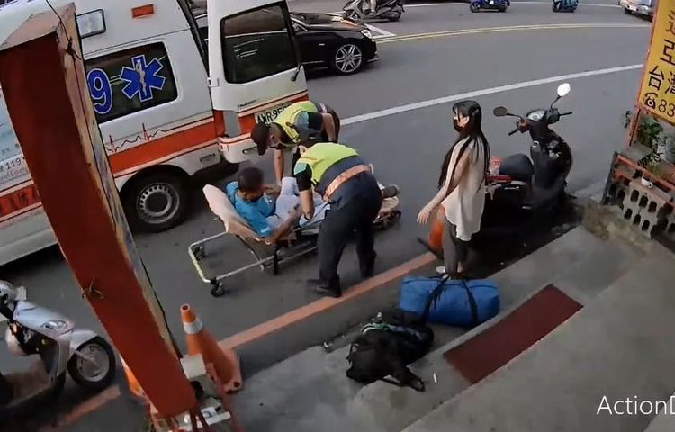 救護人員到場將鄭男送醫。民眾提供