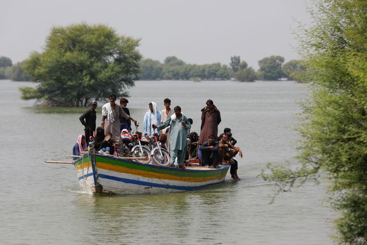 災民以船隻持續搬運家當。路透社