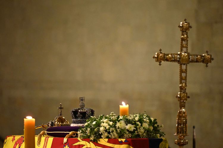 帝國王冠光彩奪目，價值連城。路透社