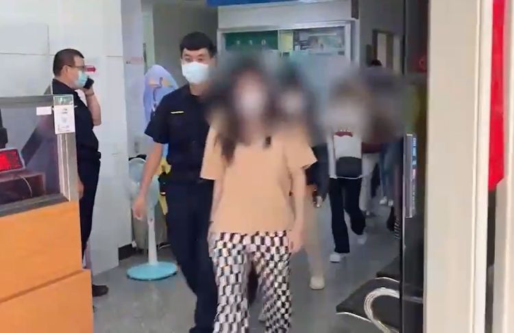 警訊後，將4位按摩女裁罰並移請移民署等候遣返。翻攝畫面