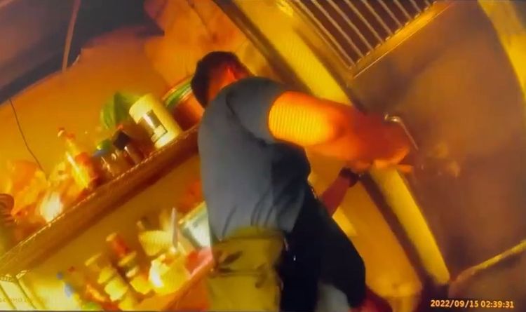 警方今天凌晨破門逮人。翻攝畫面