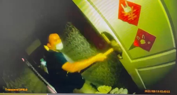 警方持破壞器材攻堅進入按摩店。翻攝畫面