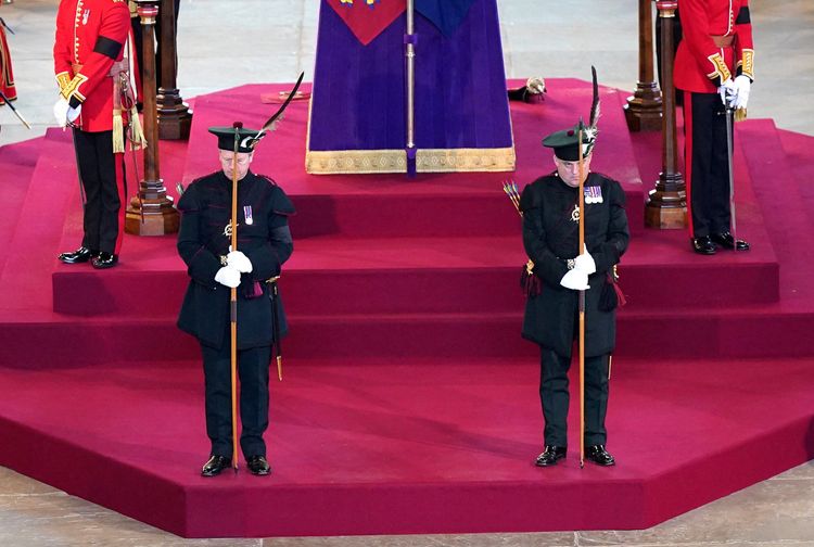 英國國防大臣華勒斯（右）和首席蘇格蘭事務大臣傑克（左）周四為女王靈柩守靈。路透社