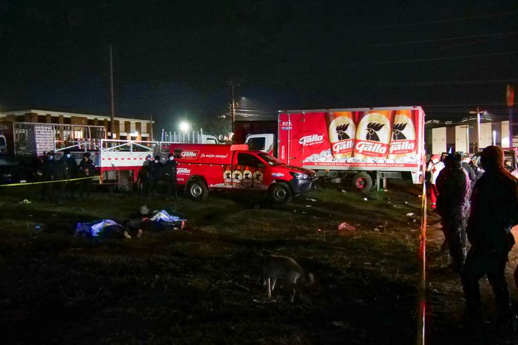 救難人員趕抵救援。路透社