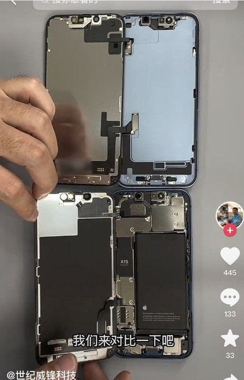 與iPhone 13（下）相比，iPhone 14（上）螢幕和主板間多了一層石墨散熱，回歸「拆後蓋」模式。圖片來源:@世紀威鋒科技