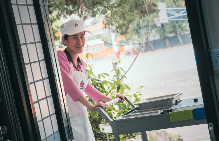 百白飾演單親媽媽。三禾行銷提供  