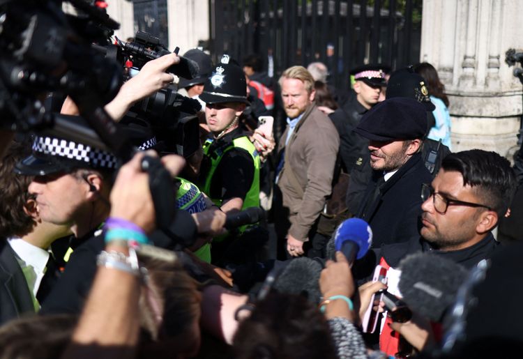 貝克漢被認出之後，媒體一擁而上。路透社