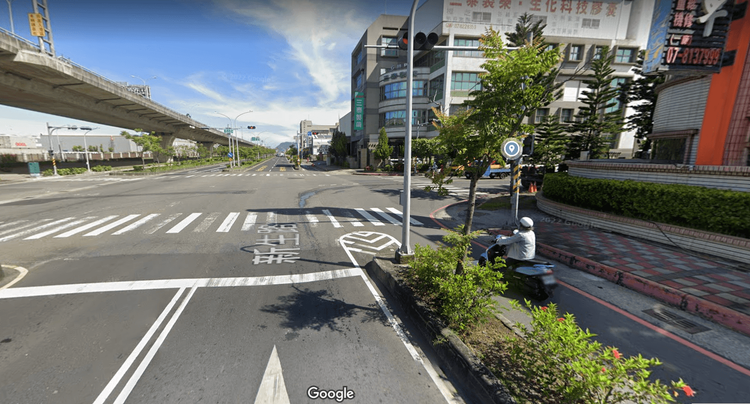 新加坡夫妻在前鎮該路段發生車禍。翻攝google map