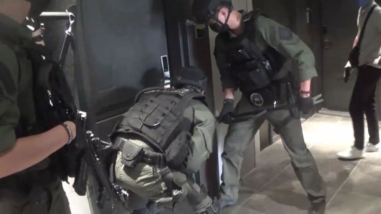 警方破門逮人。翻攝畫面