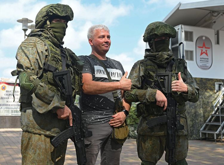 俄國大兵成了拍照的最佳布景。路透社