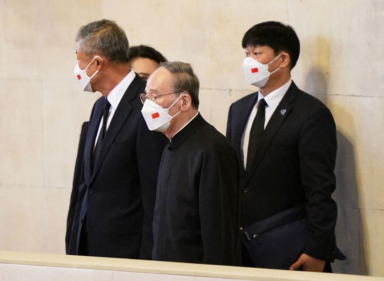 中國國家副主席王岐山到西敏廳，先前有報導指稱，英國下議院議長拒絕讓中國駐英大使鄭澤光瞻仰女王靈柩。路透社