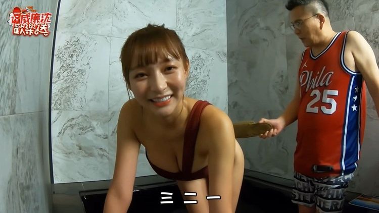 林襄玩機智遊戲不敵沈玉琳，只得乖乖被懲罰打屁屁。翻攝自《威廉沈歡樂送》