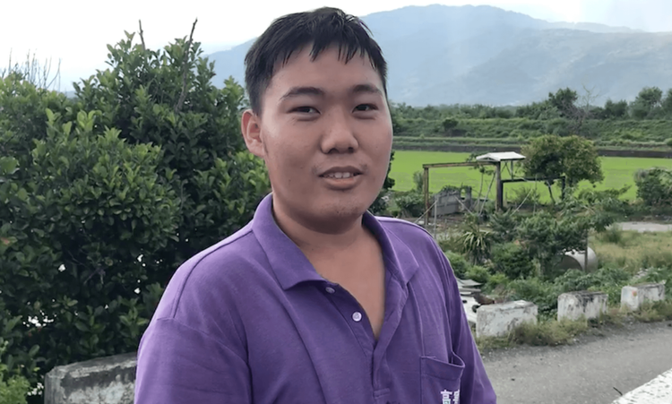 余先生頻頻望向斷橋，心有餘悸。鄭孟晃攝