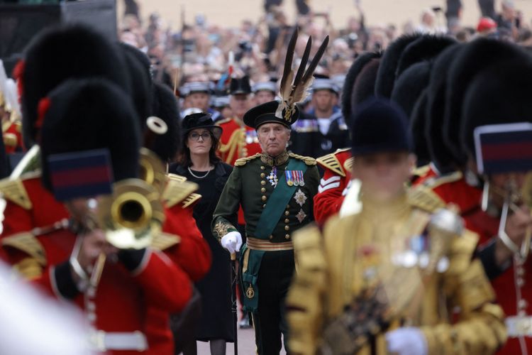 女王靈柩巡迴倫敦市中心，軍樂隊沿途奏樂。路透社