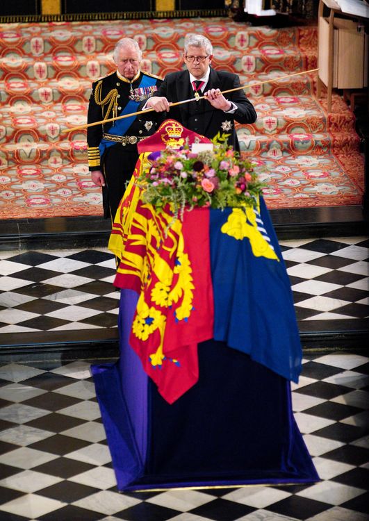 帕克將白杖折斷。路透社