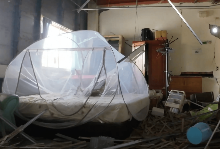 王俊元說他的母親，就是被插著的那一根輕鋼架打到頭破血流。彭欣偉攝