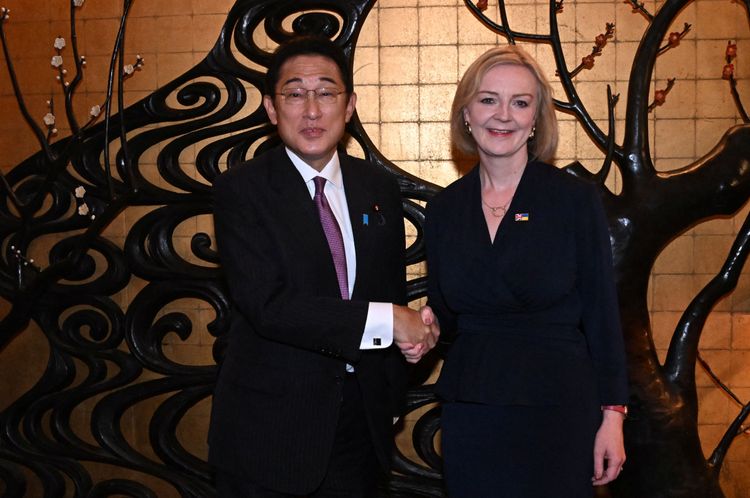 英國首相特拉斯（右）會晤日本首相岸田文雄（左）。路透社
