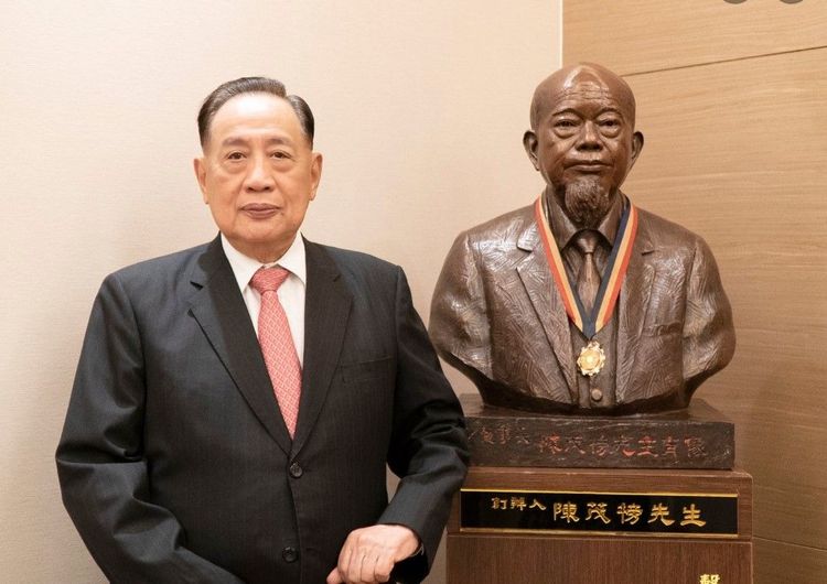 陳盛沺1988年帶曹興誠去見江澤民。翻攝成功大學臉書