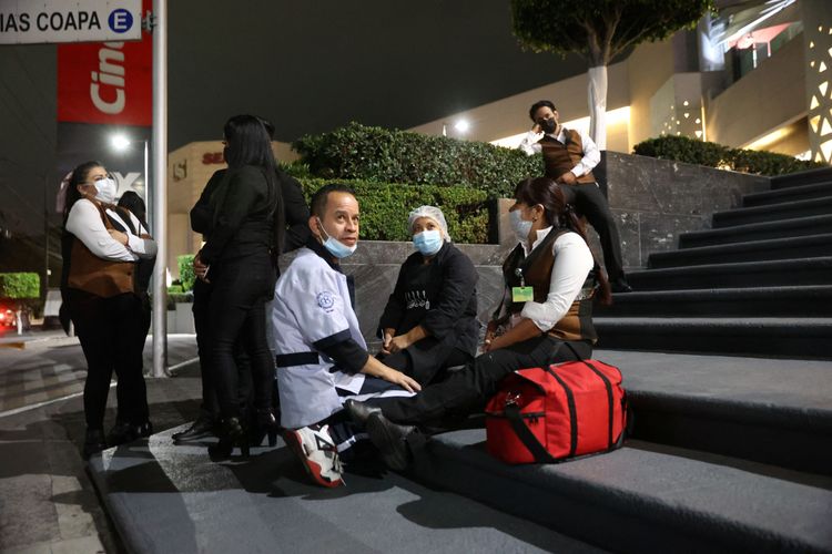 22日凌晨發生強震後，首都墨西哥市居民跑到戶外避險。路透社