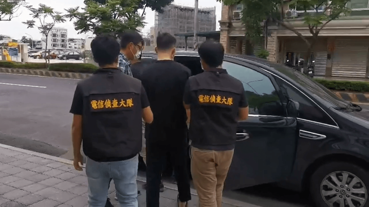 警方將何男等人移送法辦。翻攝畫面
