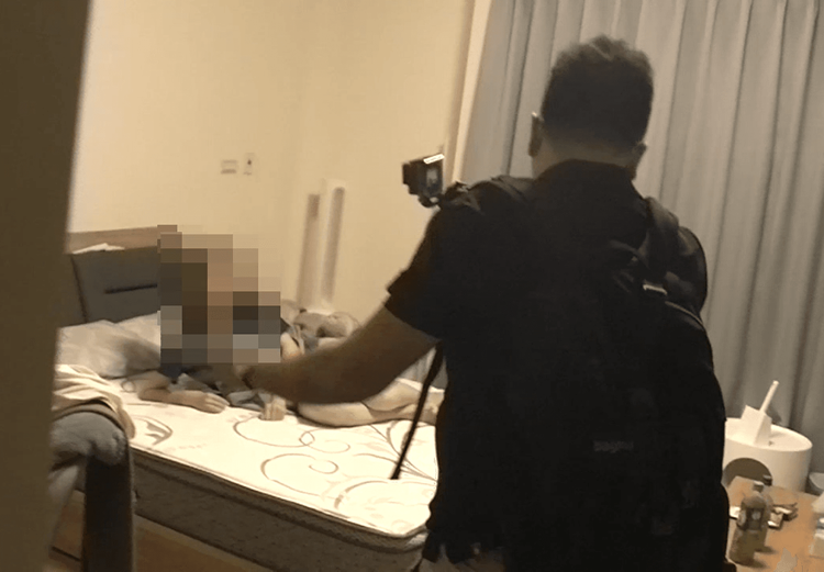 警方攻堅時，嫌犯飽受驚嚇。翻攝畫面
