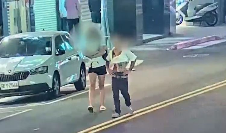 男女互毆後若無其事一前一後步行離開。翻攝畫面