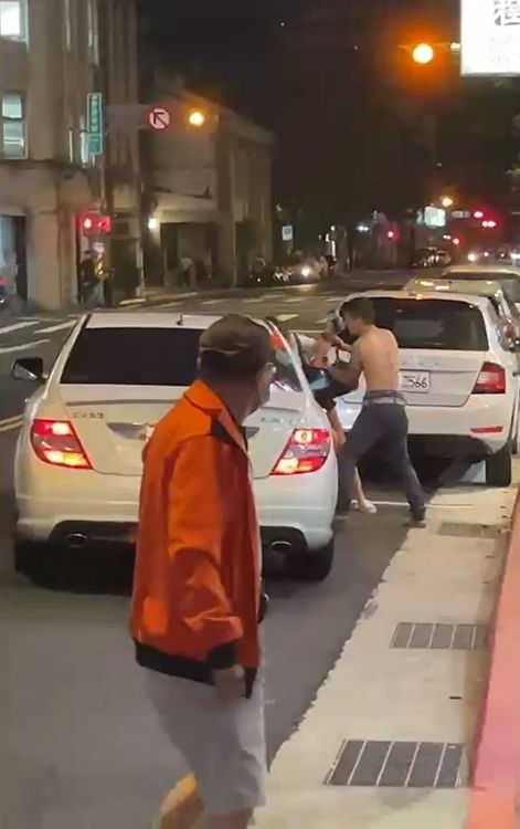 男女在大街動手互毆，路過民眾忍不住側目。翻攝畫面