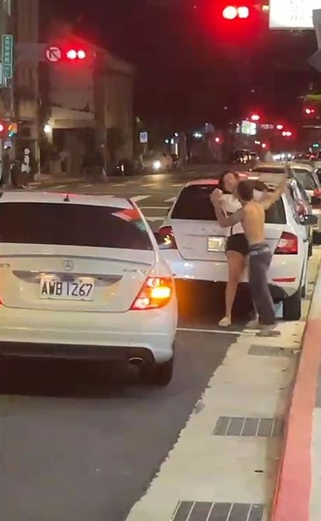 男子露出大片刺青，民眾直指是刺青流氓隨機毆打女生。翻攝畫面