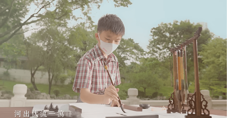 這段畫面只有一人在偌大空間中入鏡，也戴上口罩。影片截圖