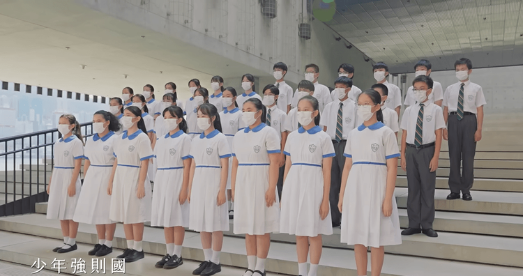 影片中所有學生都戴口罩表演，唱歌朗誦也不例外。影片截圖