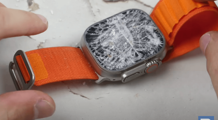 鐵鎚猛敲下，藍寶石水晶玻璃錶面還是碎掉。取自 YouTube/TexhRax