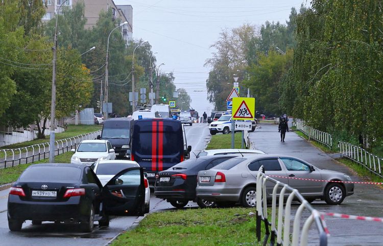 俄國中部城市伊熱夫斯克88號學校發生大規模槍擊案，造成15人死亡。路透社