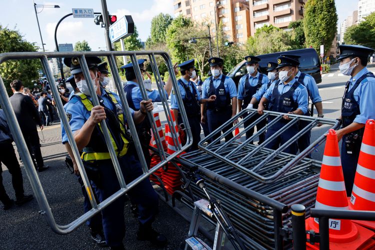 日本警方27日封鎖管制通往安倍晉三國葬會場的道路。路透社