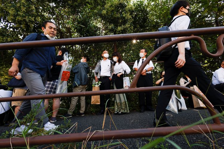 獻花民眾大排長龍。路透社