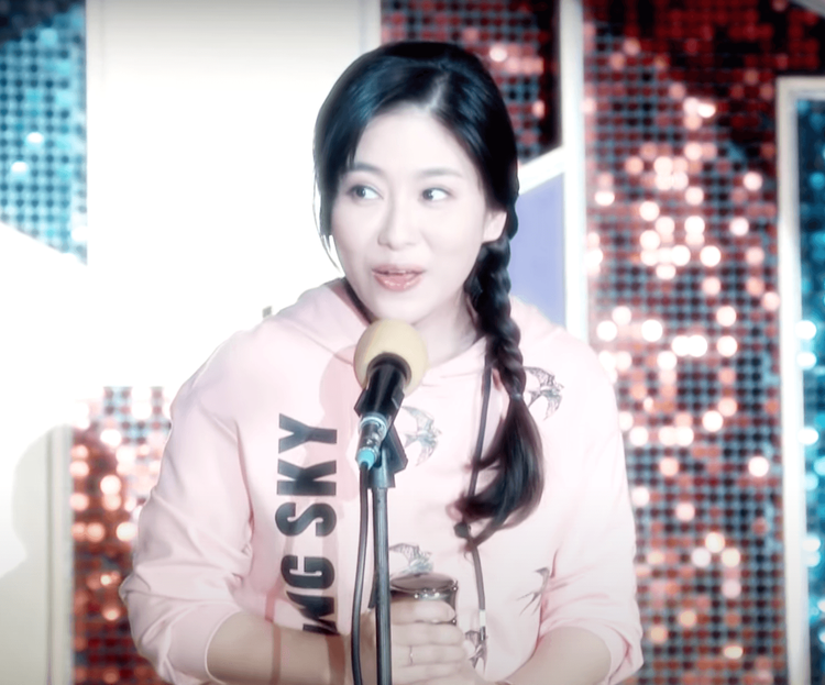 葉家妤在劇中回憶當歌星時光。翻攝《黃金歲月》