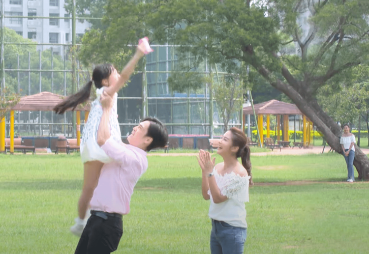 葉家妤（右）幻想一家3口幸福的畫面。翻攝《黃金歲月》