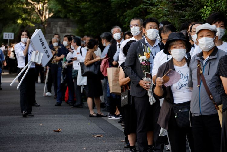 民眾大排長龍，準備為安倍晉三獻花。路透社