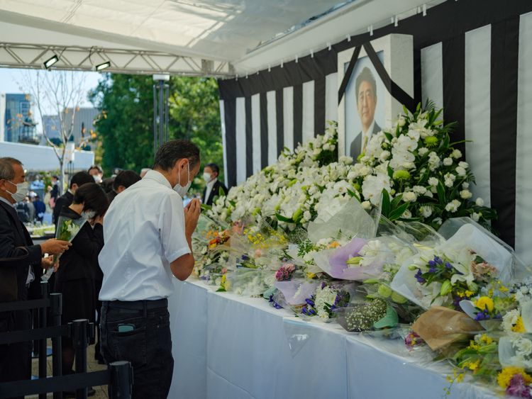 民眾27日在東京為安倍晉三獻花。路透社