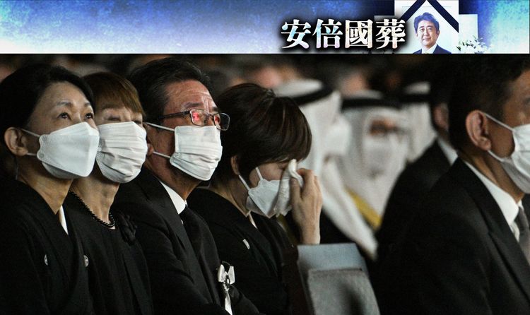 安倍昭惠（中）在場邊座椅時淚崩，以手帕摀臉。路透社