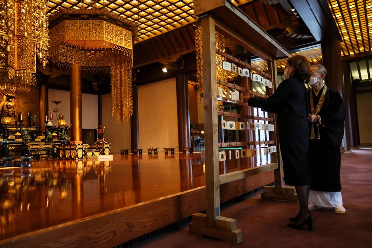 賀錦麗參訪東京的增上寺。路透社