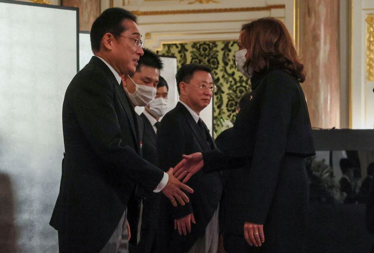 賀錦麗27日與日本首相岸田文雄會談。路透社