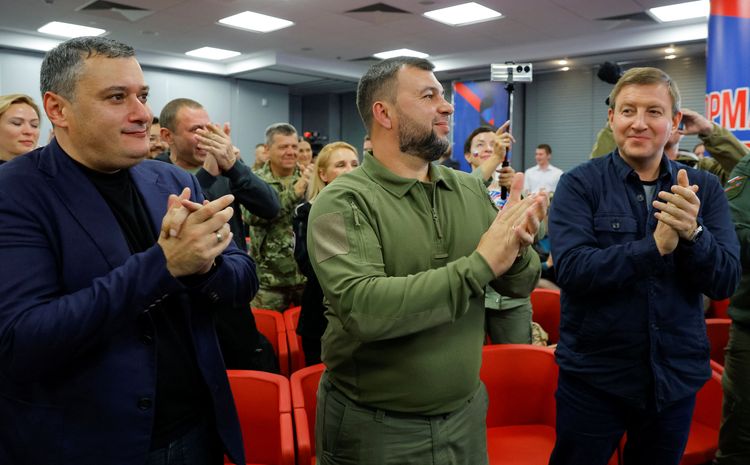 親俄的頓內次克選委會公布公投結果，官員鼓掌慶祝。路透社