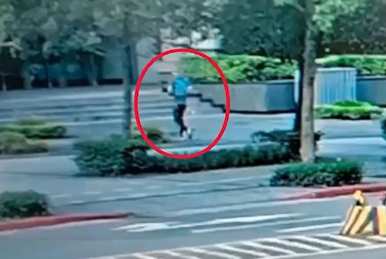 監視器拍下楊植斗過馬路前身影。翻攝畫面