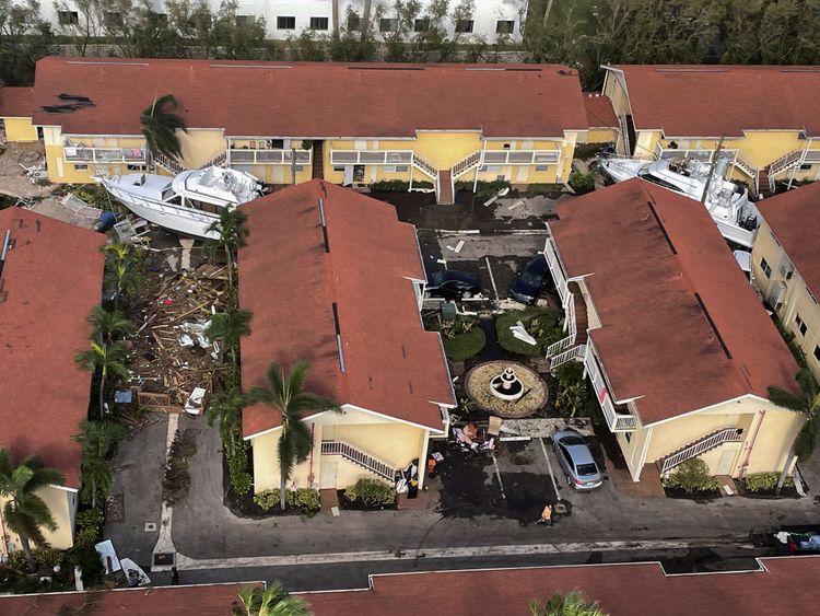 遊艇被強風吹進濱海房屋中。路透社