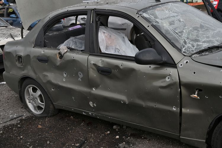 車輛遭炸彈碎片波及，損毀嚴重。路透社