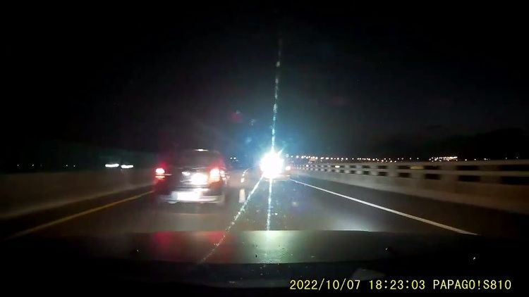 向後方照射的探射燈燈光讓後方用路人受不了。民眾提供